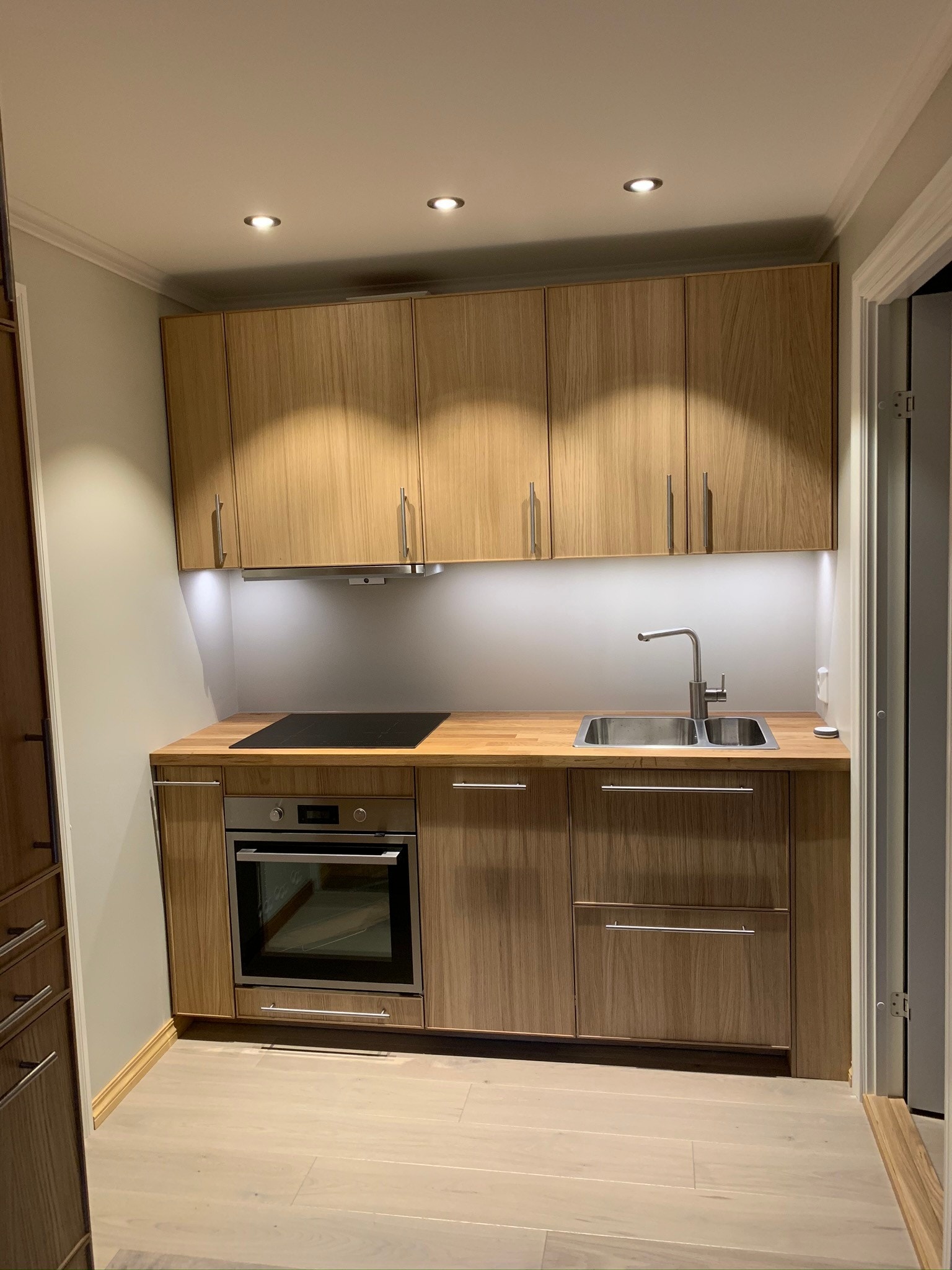 Kjøkken med induksjonstopp og godt med skapplass Galleribilde