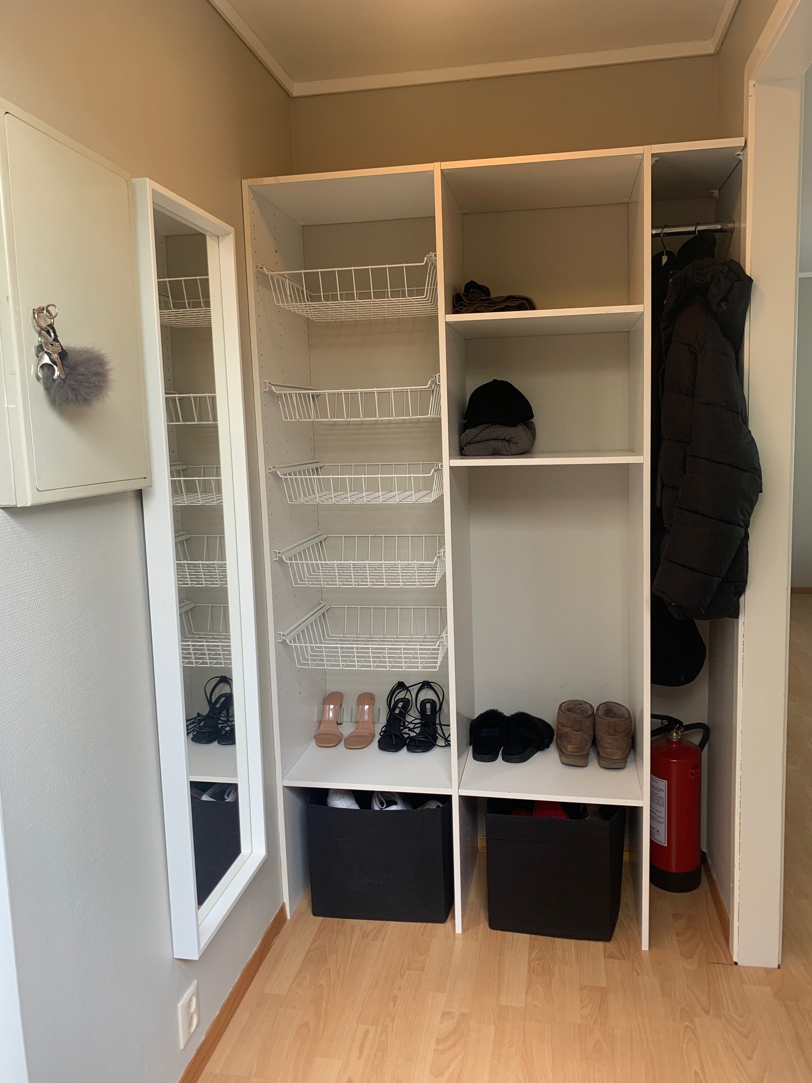 Garderobe i entre Galleribilde