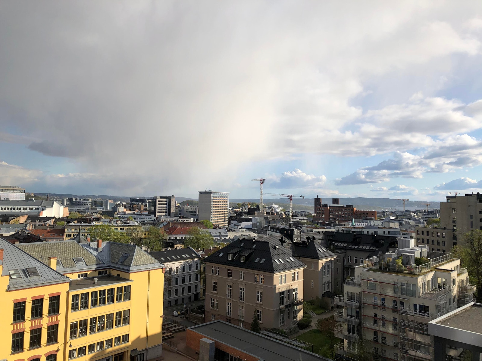 Takterrasse med utsikt til fjord Galleribilde