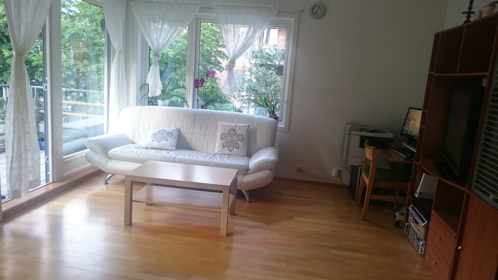 Lys stue med god plass og spisebord Galleribilde