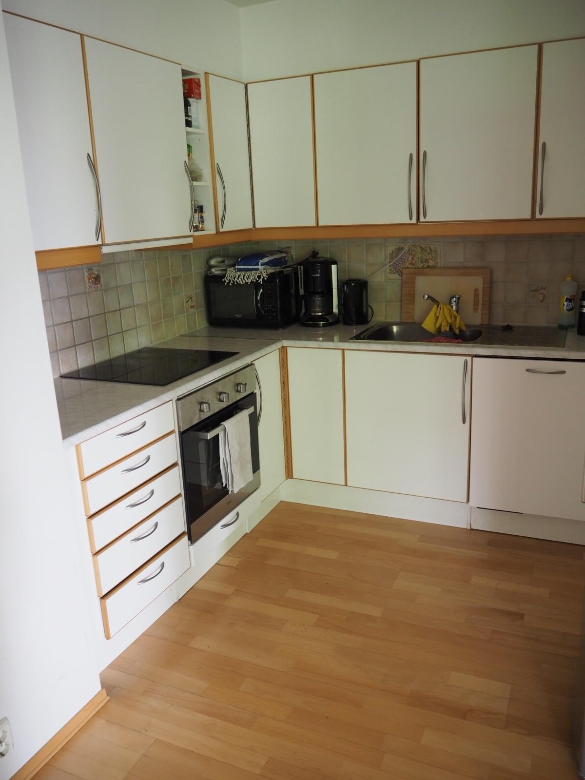 Kjøkken med integrert kokeplate, oven og oppvaskesmaskin Galleribilde