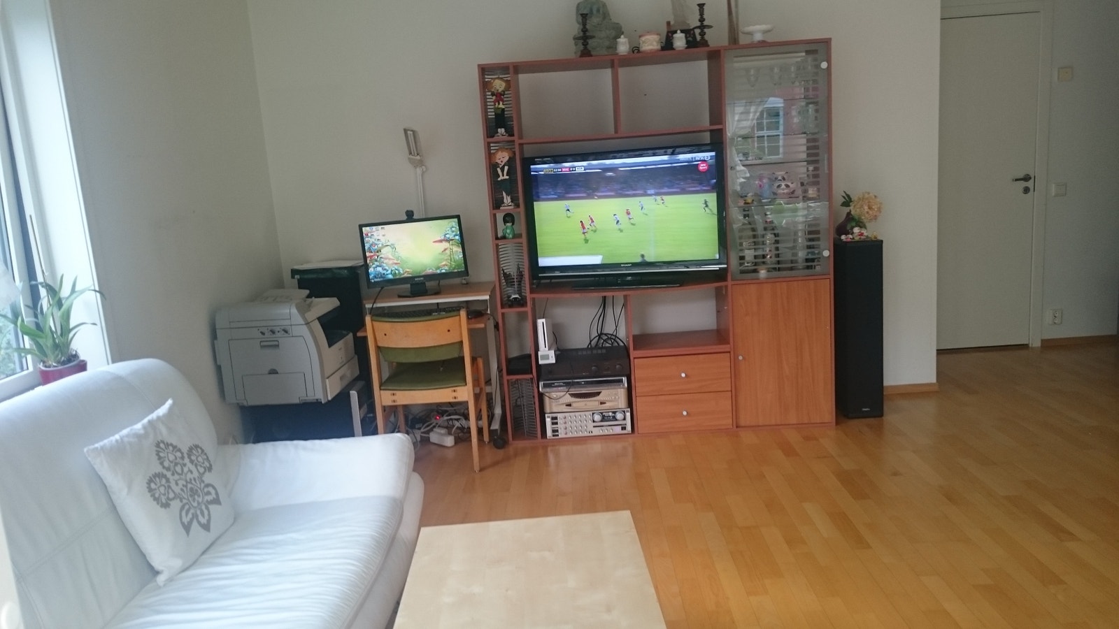 Lys stue med god plass og spisebord Galleribilde