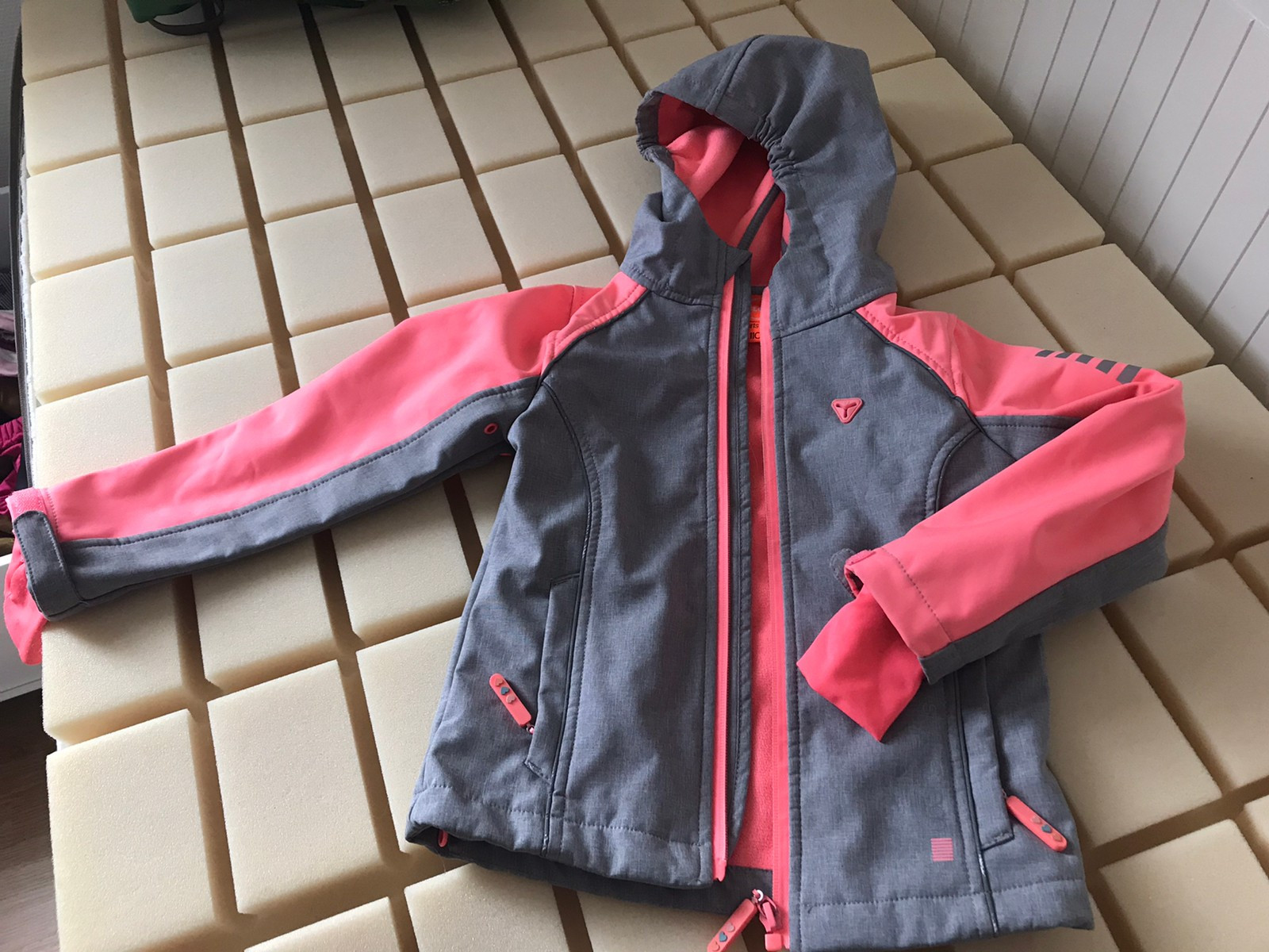 Jakke til jente i str 110 | FINN.no Fin og kul Hummel jakke str.104 selges! | FINN.no