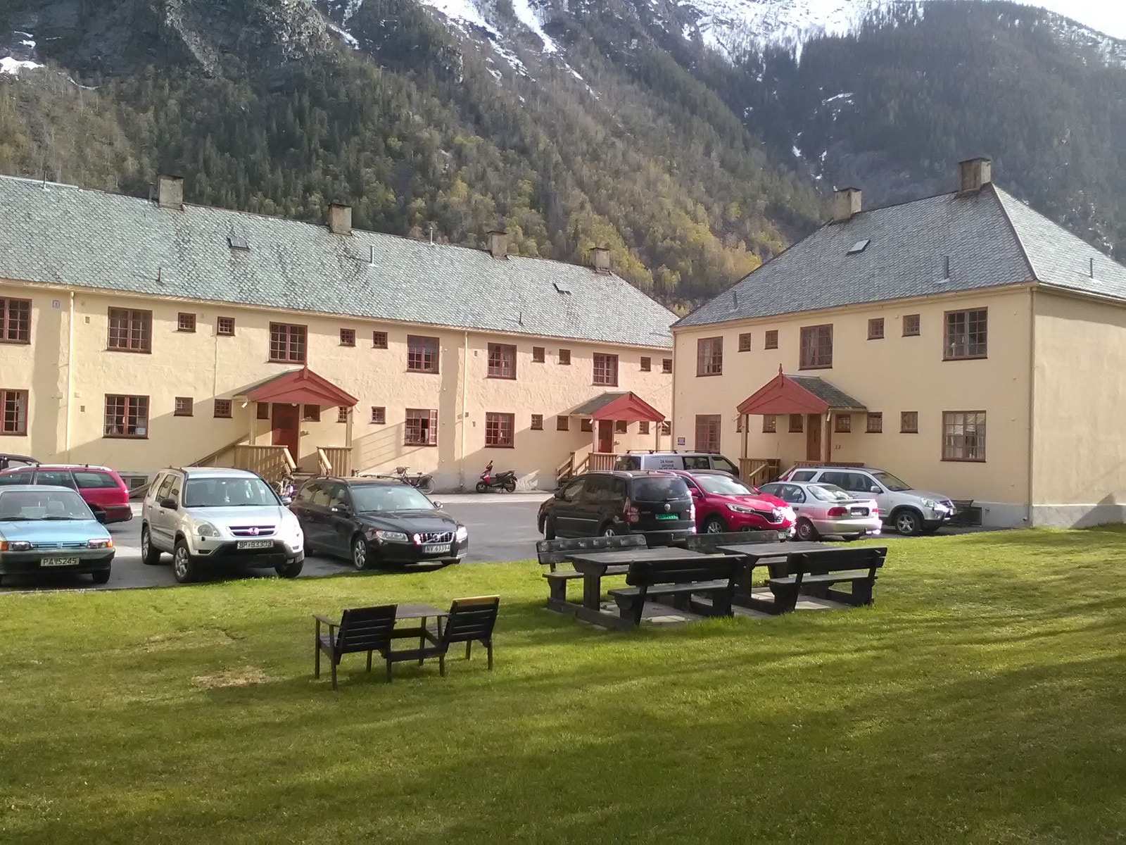 Parkeringsplass og felles hage Galleribilde