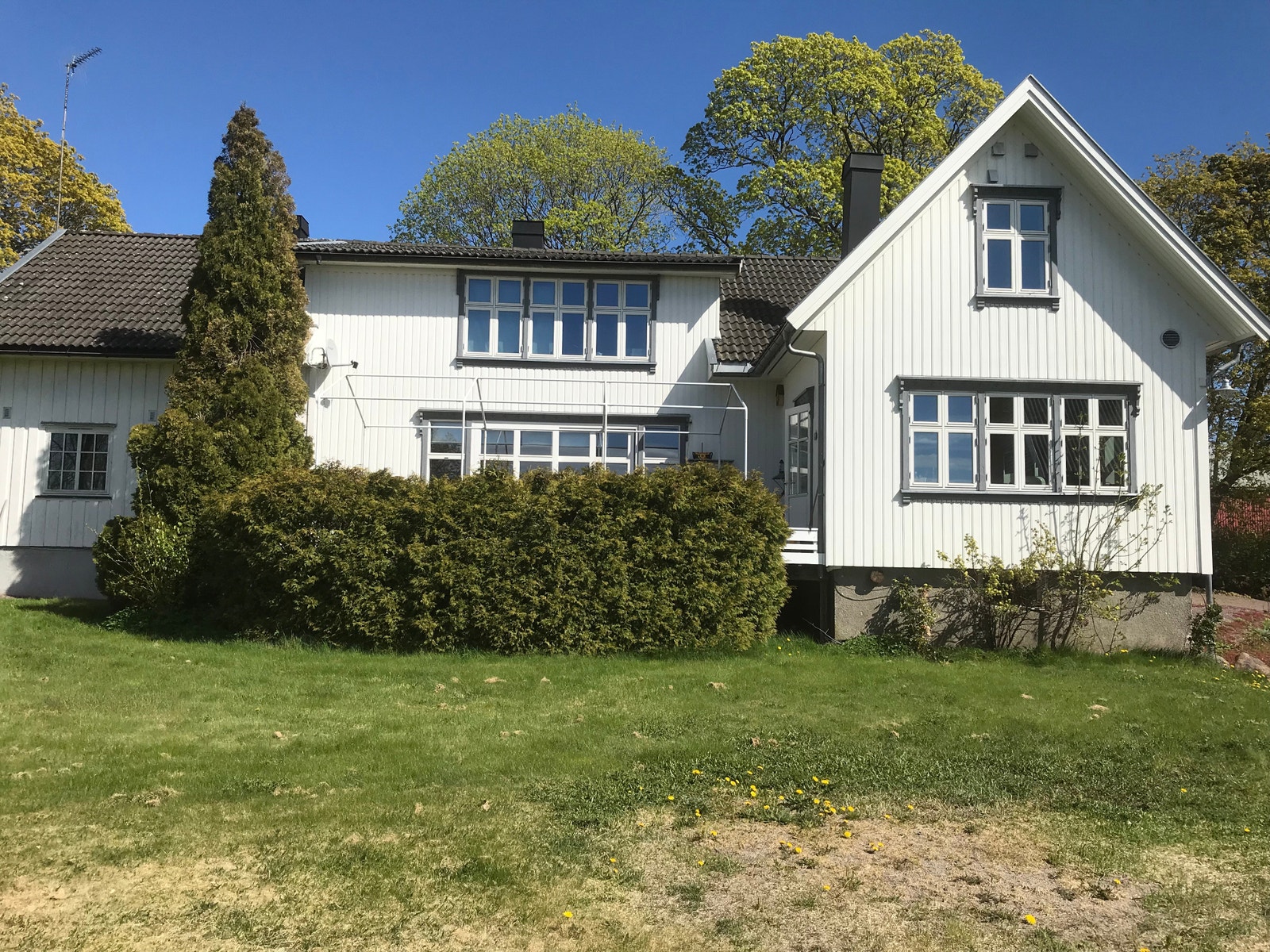 Hus og veranda sett fra hagen Galleribilde