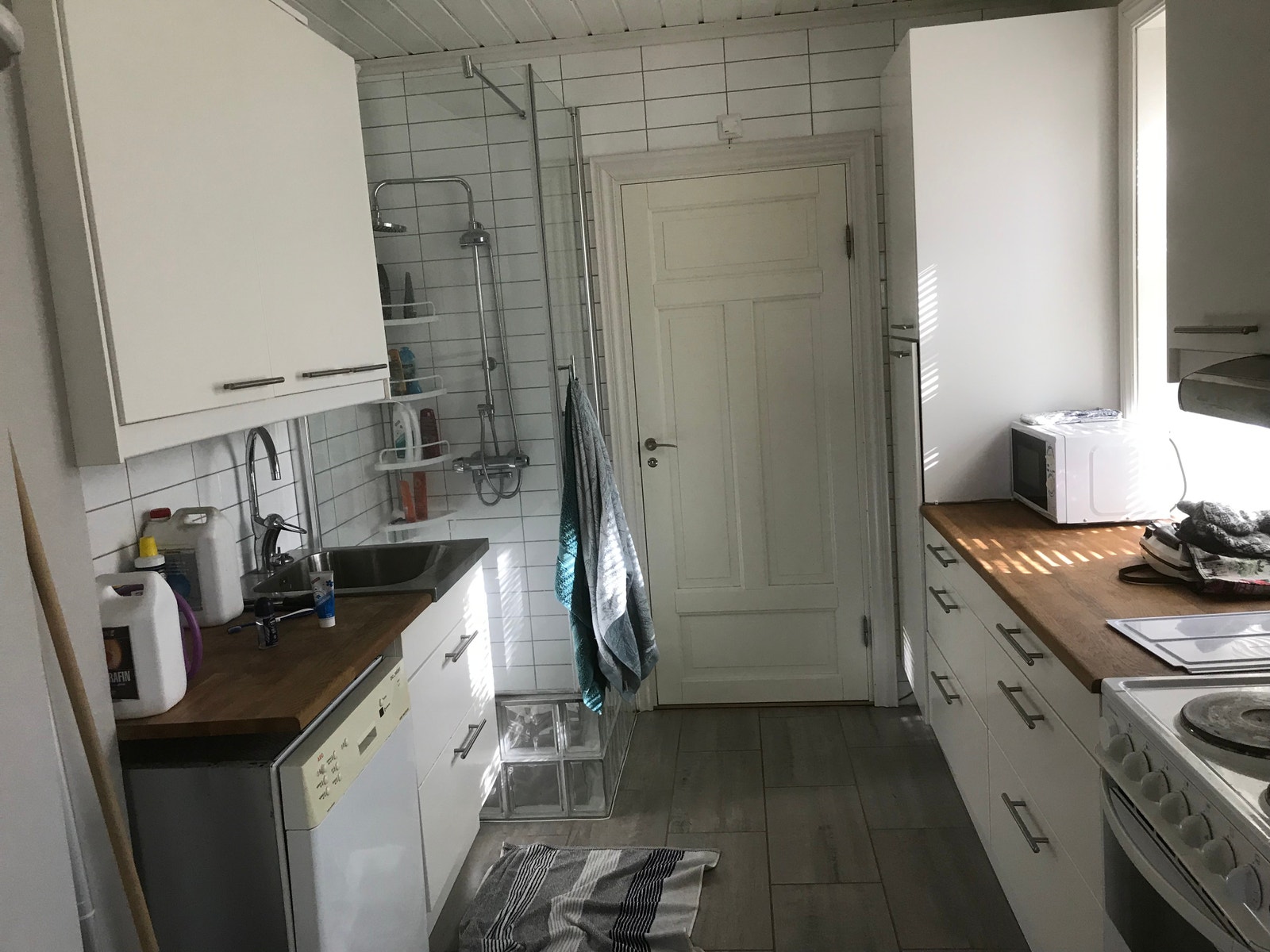 Kombinert vaskerom, grovkjøkken med dusj, tilkomst via sideinngang Galleribilde