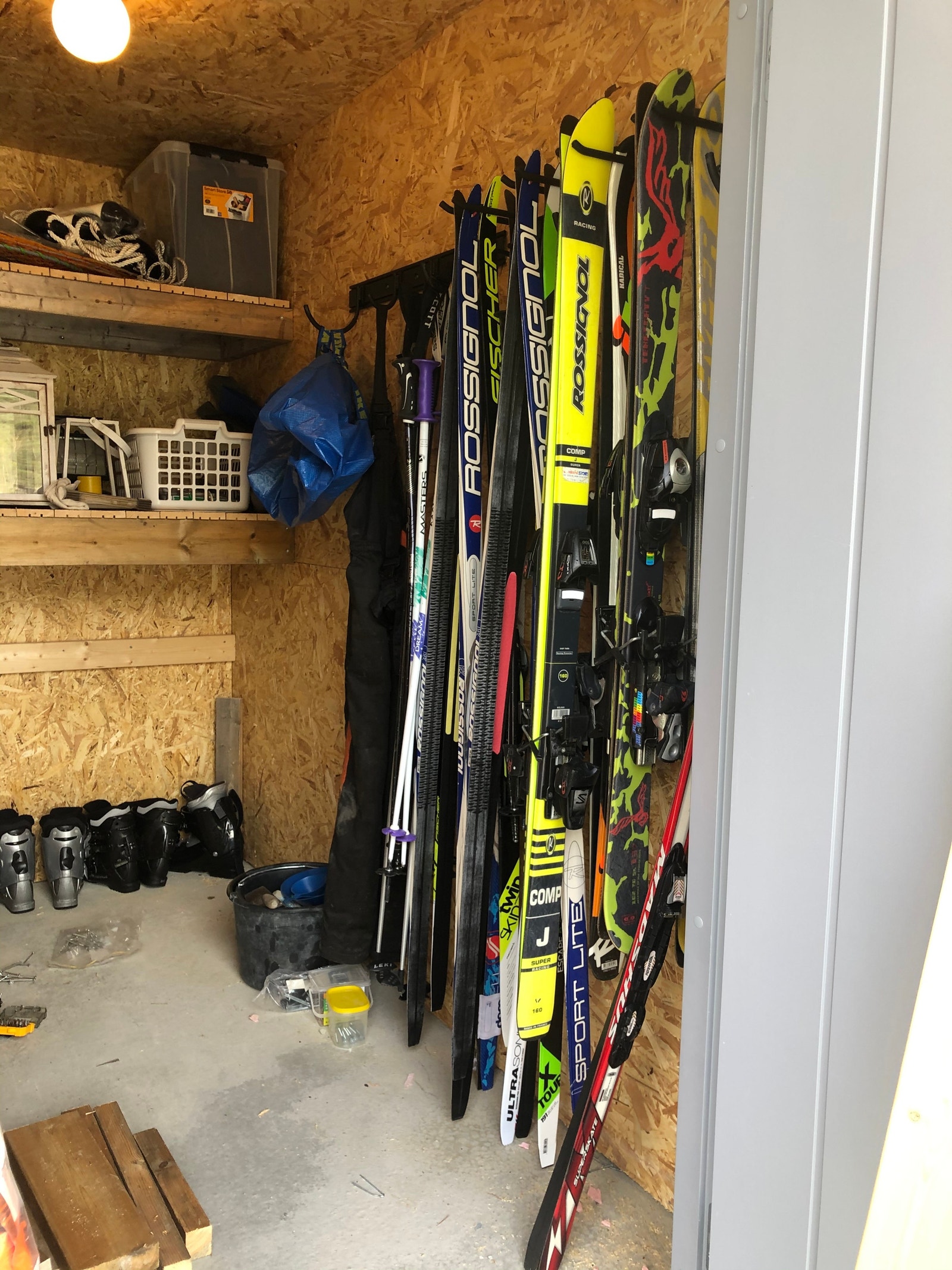 Det er plass til ski i naustbodene, klare for dagen i bakken vinterstid. Storøynå tilbyr helårshytte og Sauda Skisenter er kun 40 minutter unna Galleribilde