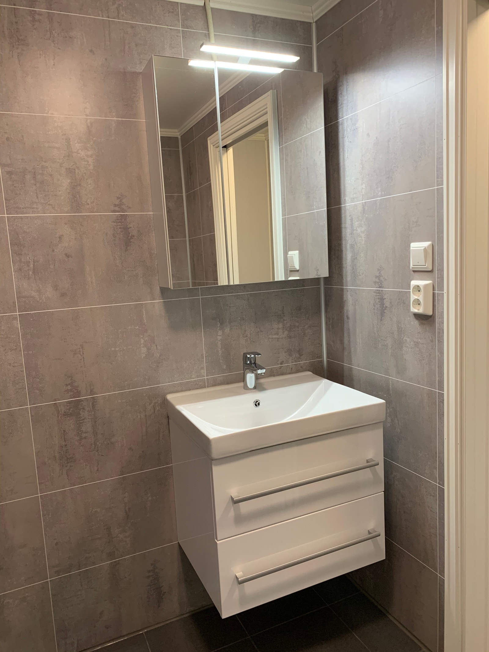 Servant med speilskap Galleribilde