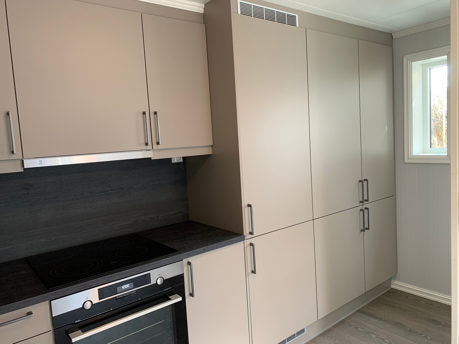 Kjøkken, 2 garderobeskap ytterst mot entre Galleribilde