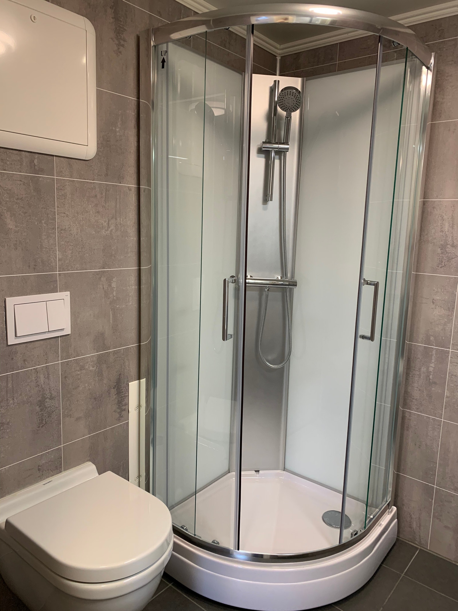 Vegghengt toalett, dusjkabinett 80x80 Galleribilde