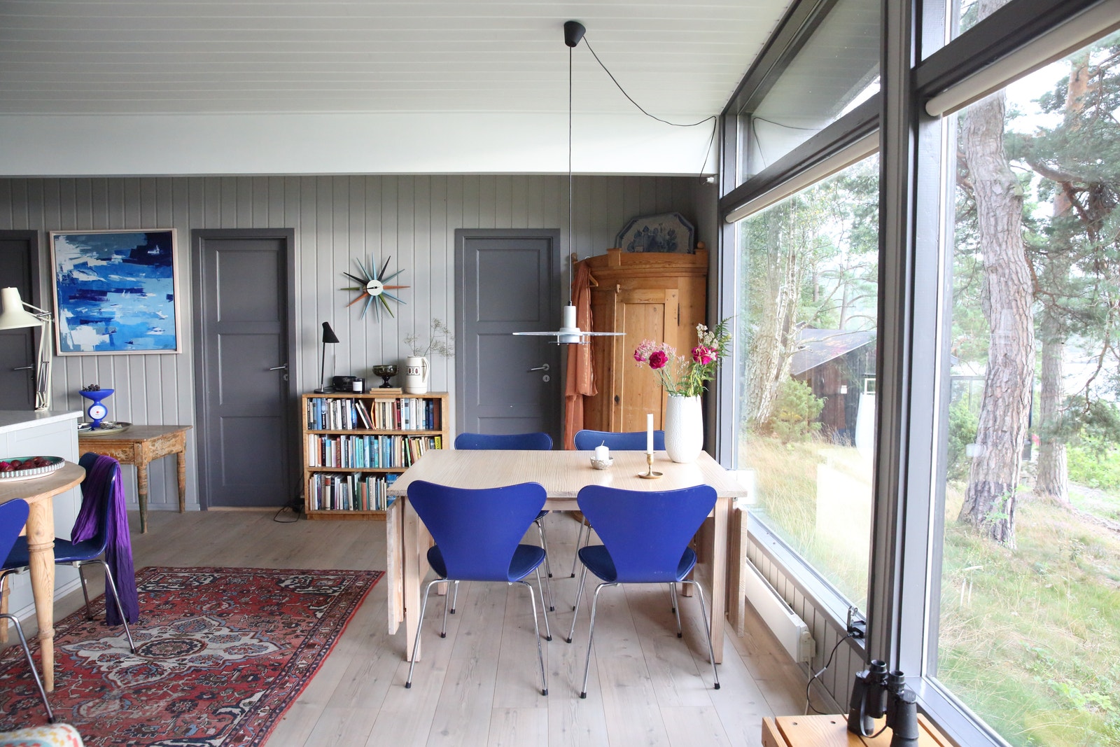 Romslig stue med designmøbler og utsikt Galleribilde