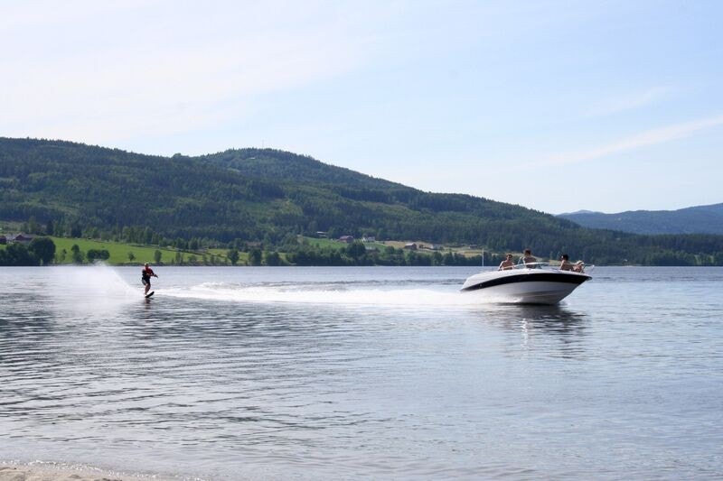 Krøderfjorden er ideell for vannsport med rolig vann og gode badetemperaturer. Båtplass leies i båthavna tilknyttet hyttefeltet. Galleribilde