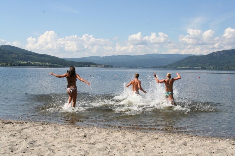 Skinnesmoen badestrand som ligger 250 meter unna Galleribilde
