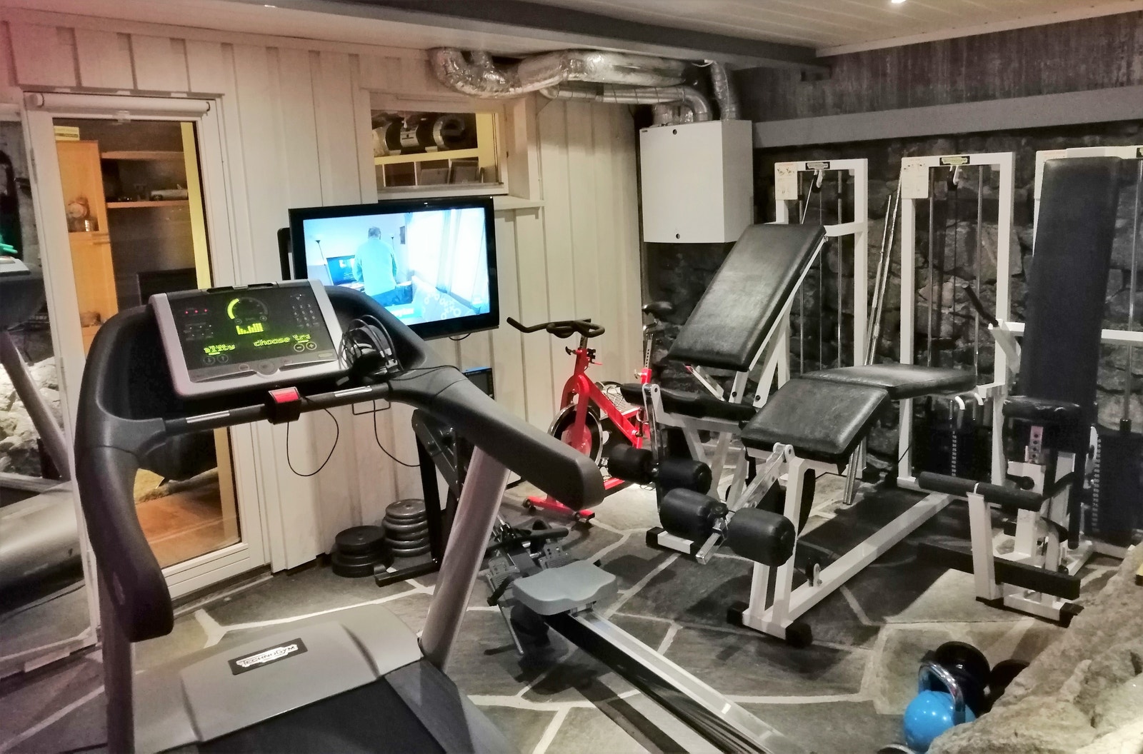 treningsrommet har egen hylle for leker som bla. badmington, krokkert, kube Galleribilde