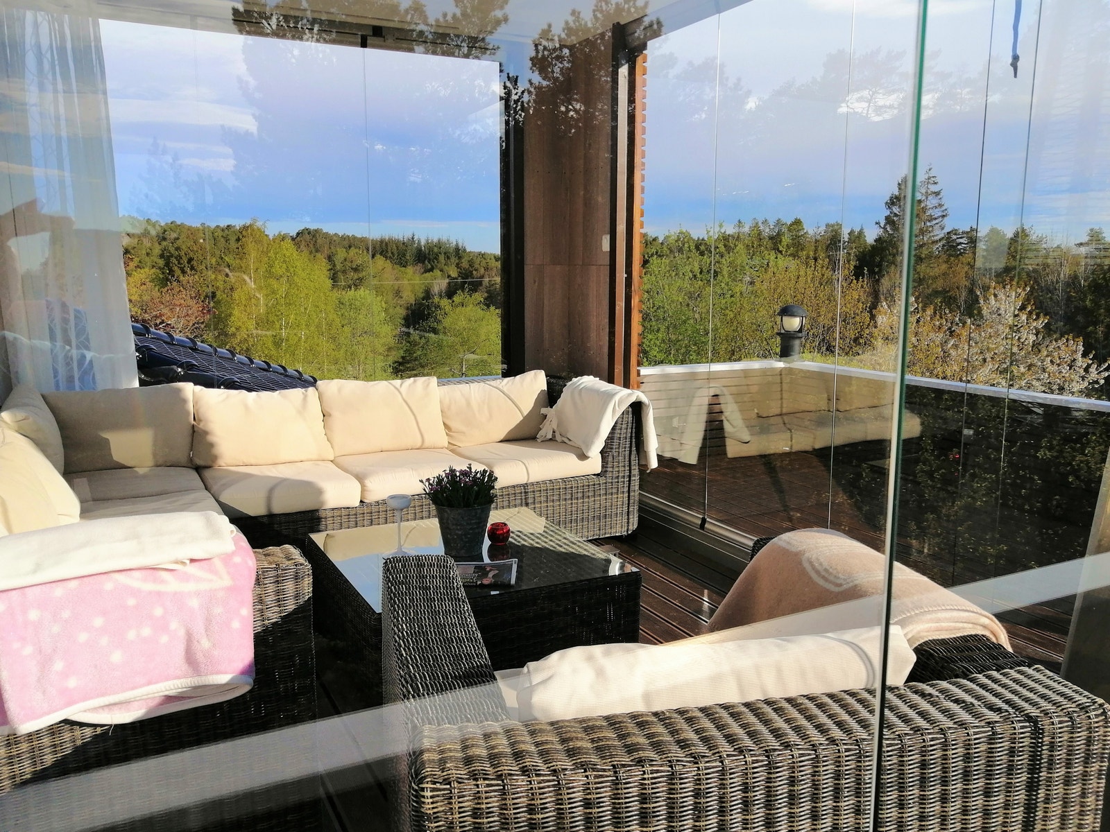 Takterressen har glassvegger og er solvarmet Galleribilde