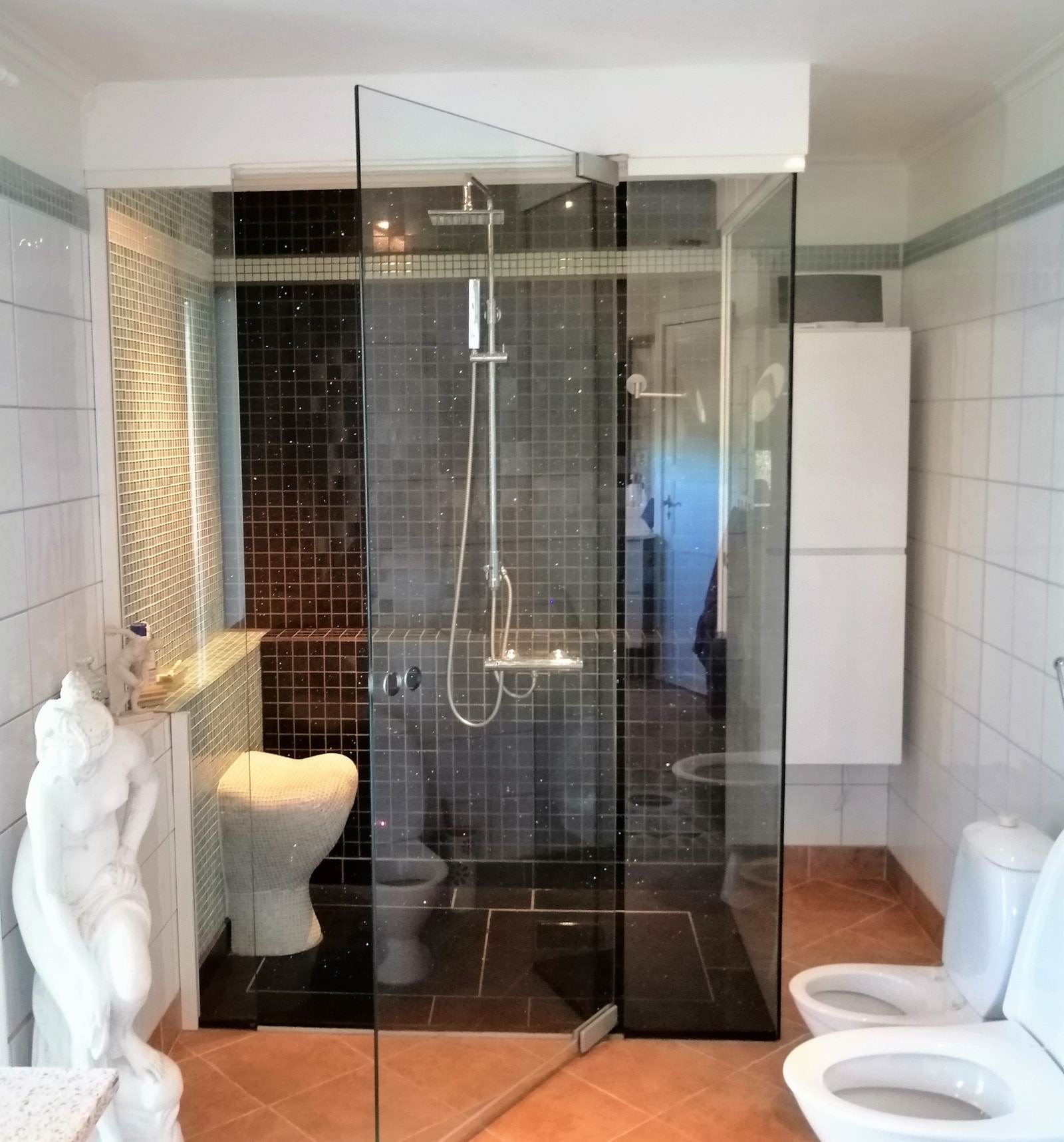 bad1 har 2 toaletter, barn + voksen Galleribilde