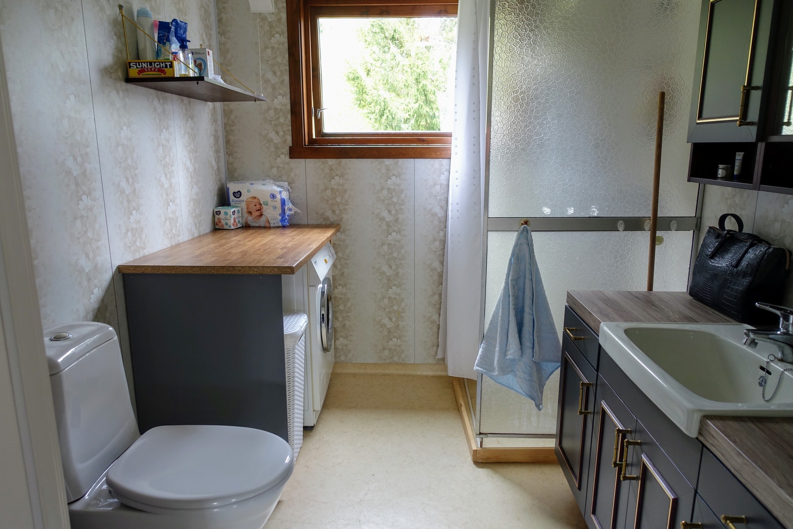 Bad med Miele vaskemaskin, stellebord (designa og montert av møbelsnekker:) - samt dusj. Galleribilde