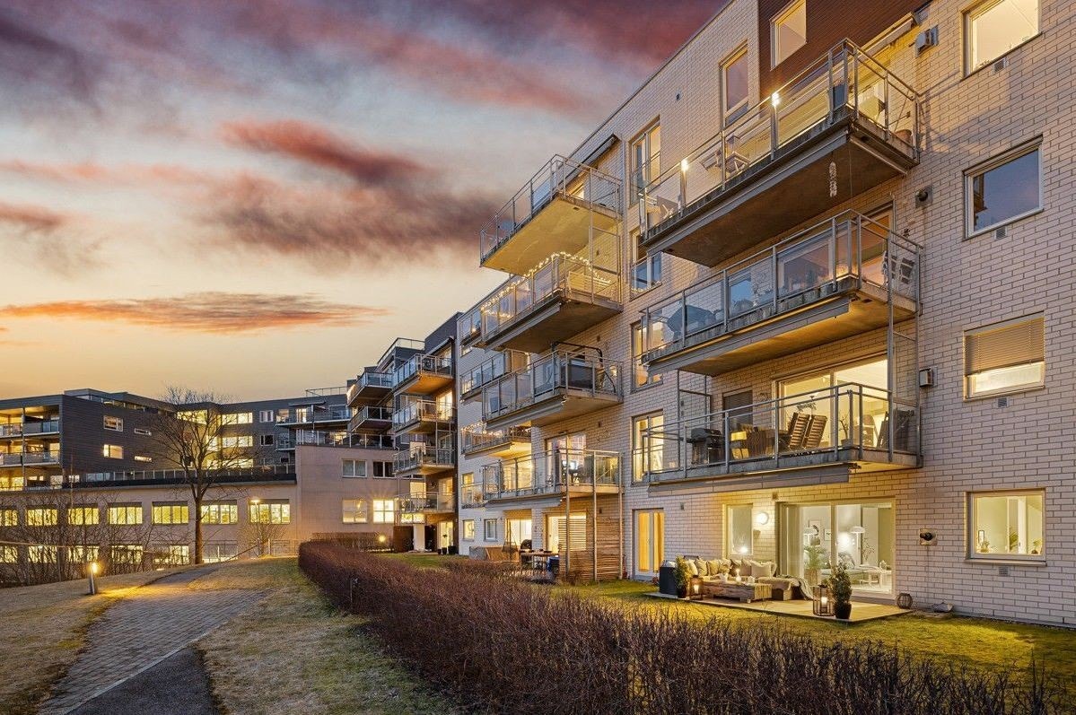 Uteområdet med kveldssol og utsikt Galleribilde