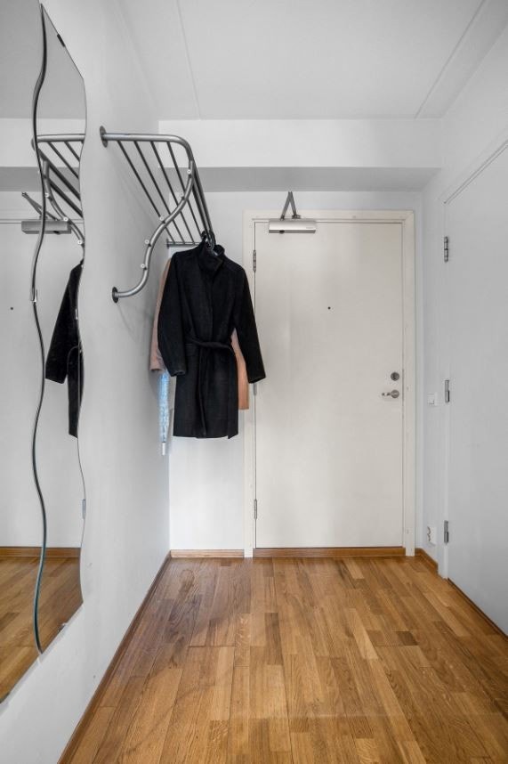 Hybelen har egen inngangsdør fra gangen i sameiet. Galleribilde