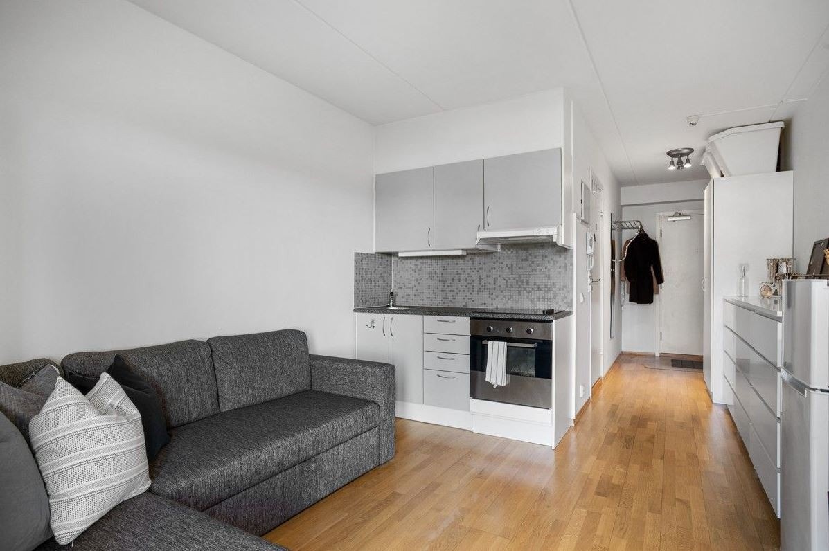 Hybelen er en romslig et-roms med god plass til sovesofa, spisebord og garderobe Galleribilde