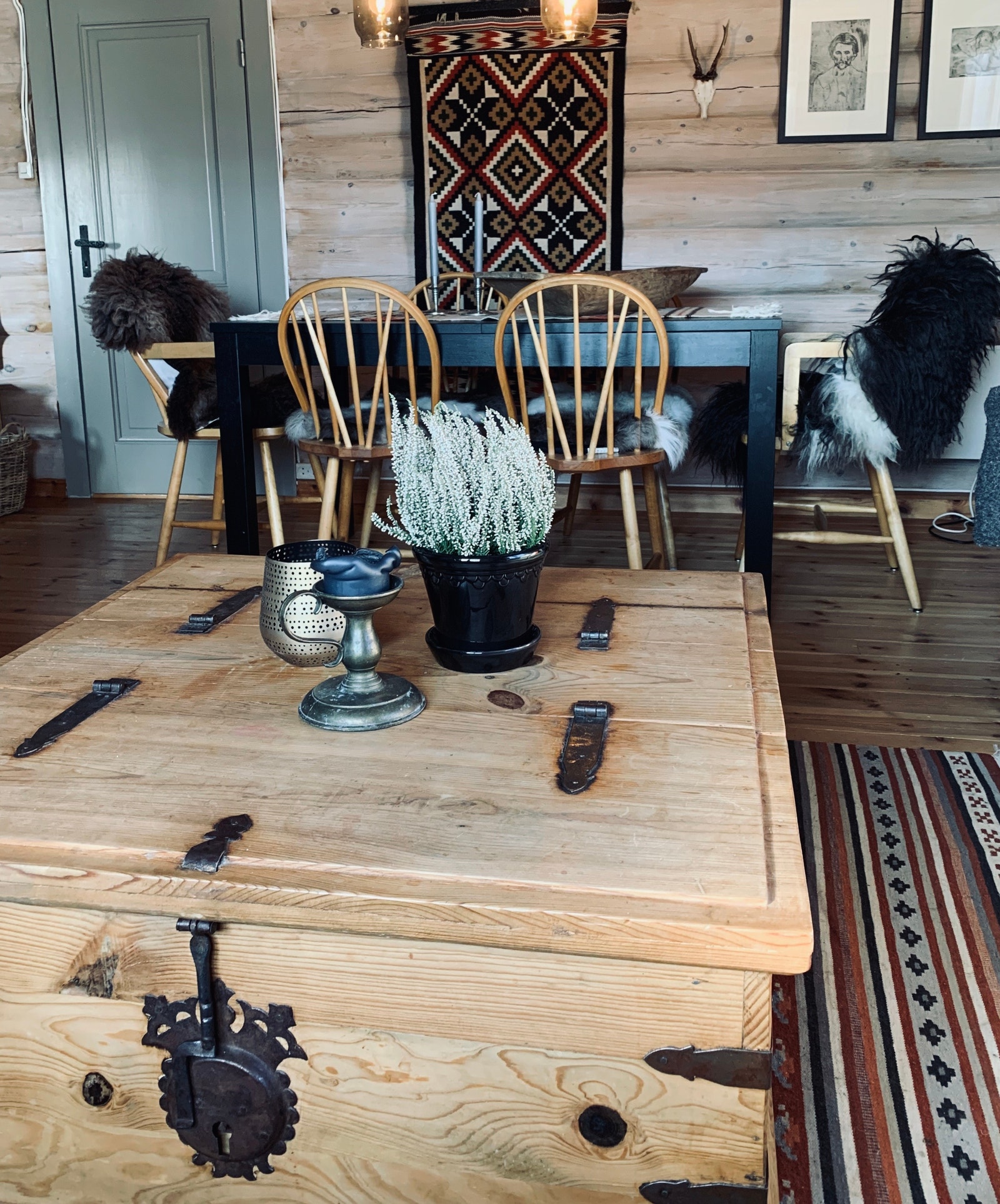 Spisebord, ekstra plater i bordet Galleribilde