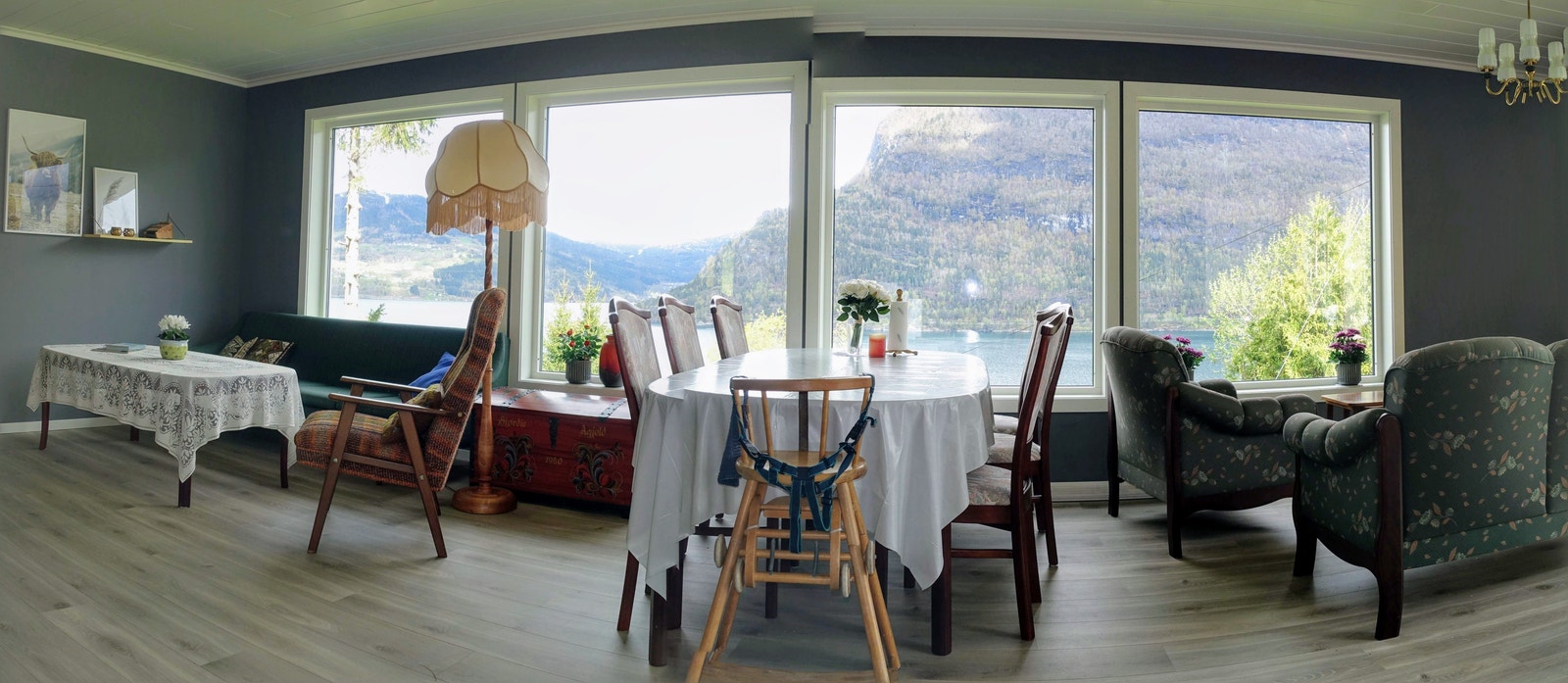 Panoramautsikt med fire vindu mot fjorden Galleribilde