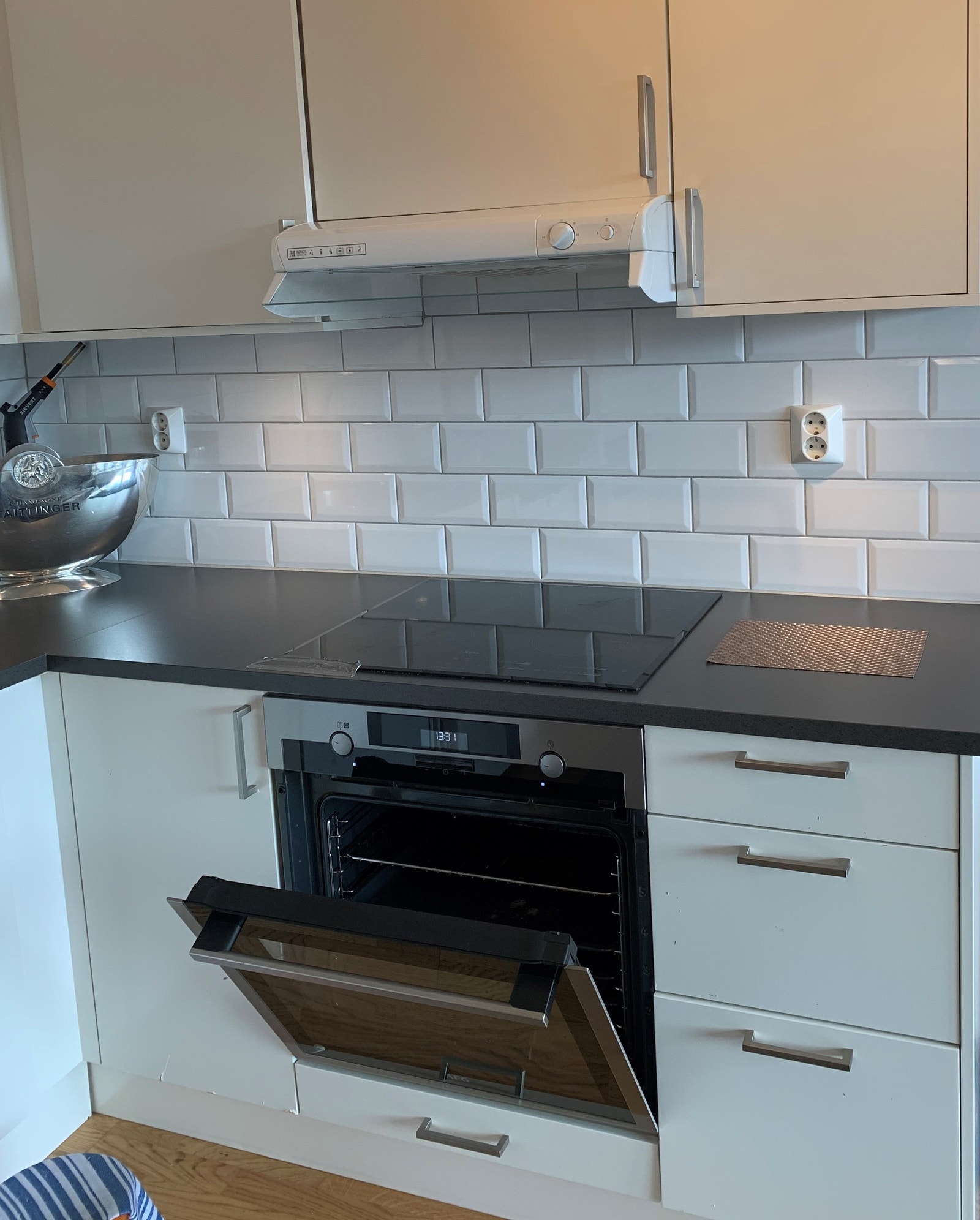 Kjøkken med int. hvitevarer Galleribilde