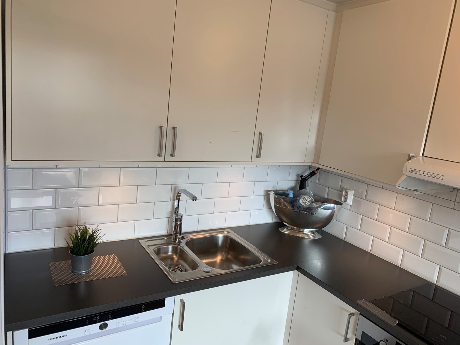 Kjøkken med int. hvitevarer Galleribilde