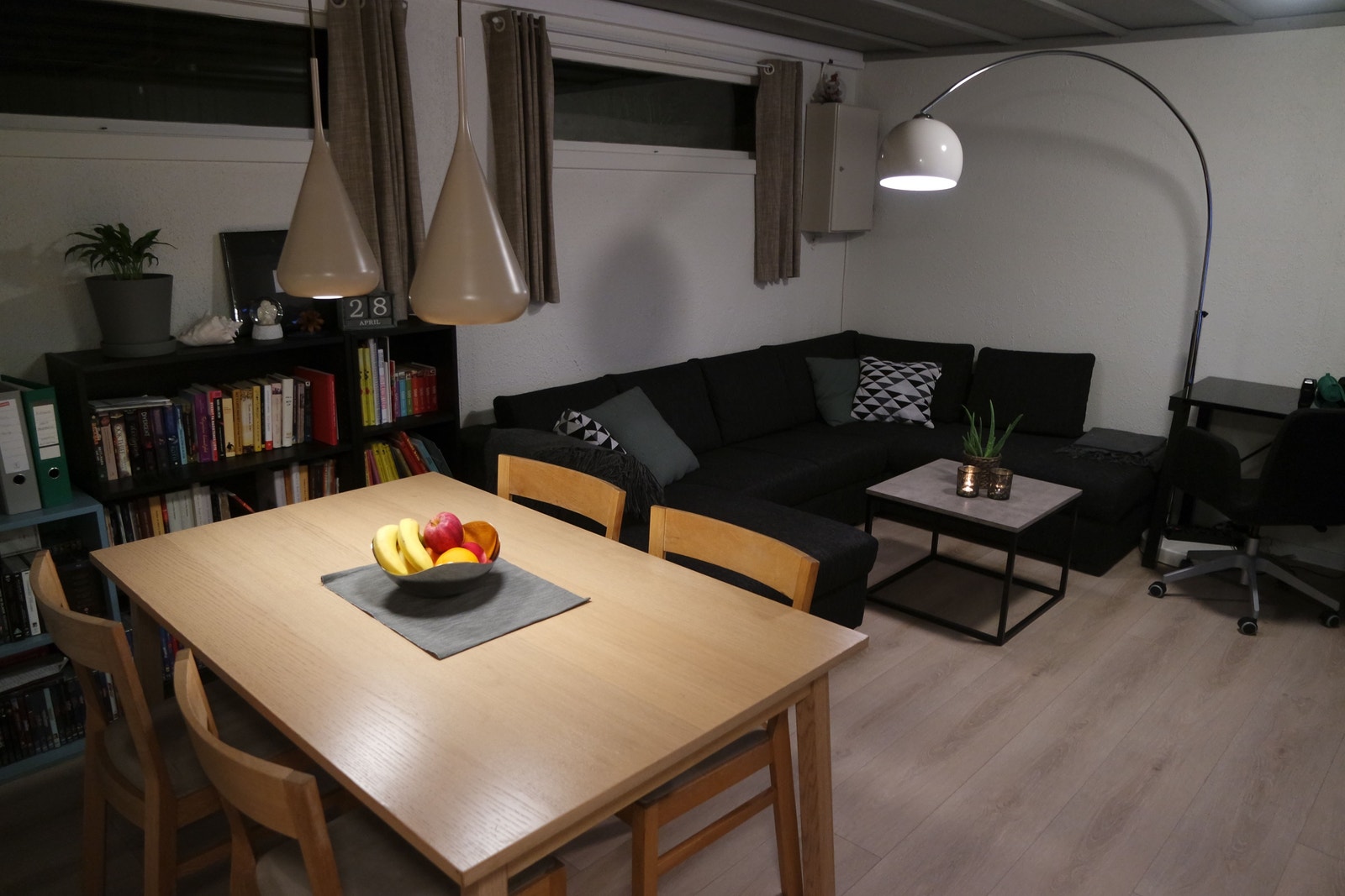 Spisebord med klaff for å gjøre det større Galleribilde