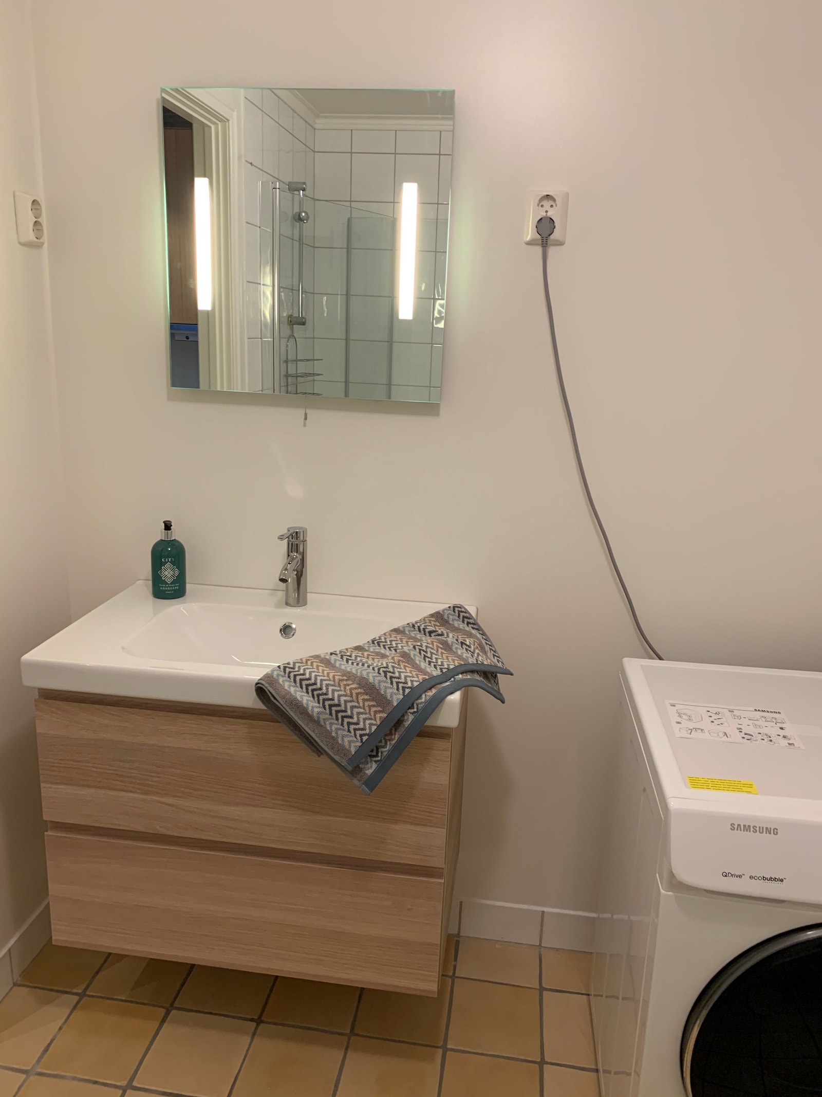 Badet har vaskemaskin med kombi tørketrommel Galleribilde