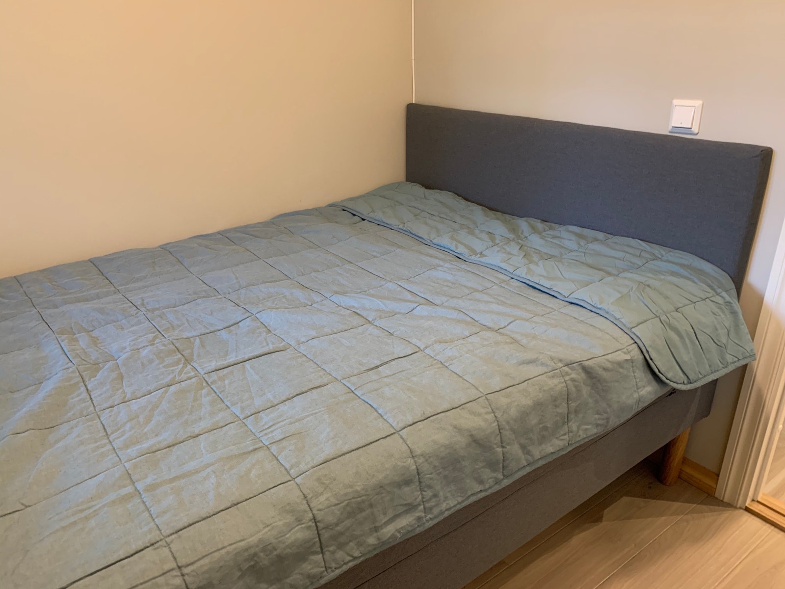 Sengen er nå på plass og det er lampe over sengen Galleribilde