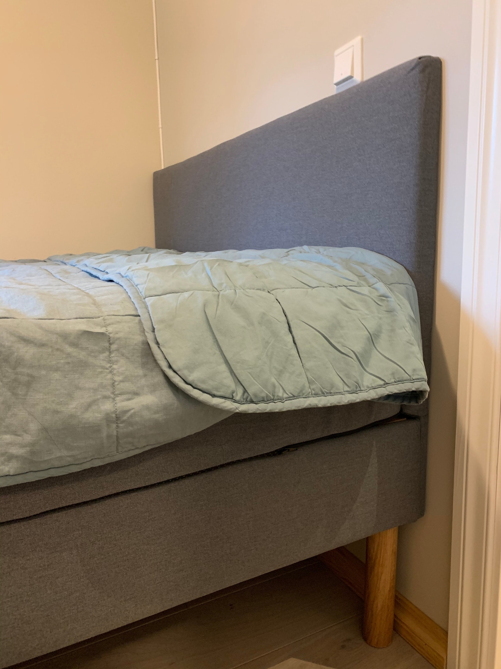 Kontinental seng 140 cm bredde Galleribilde