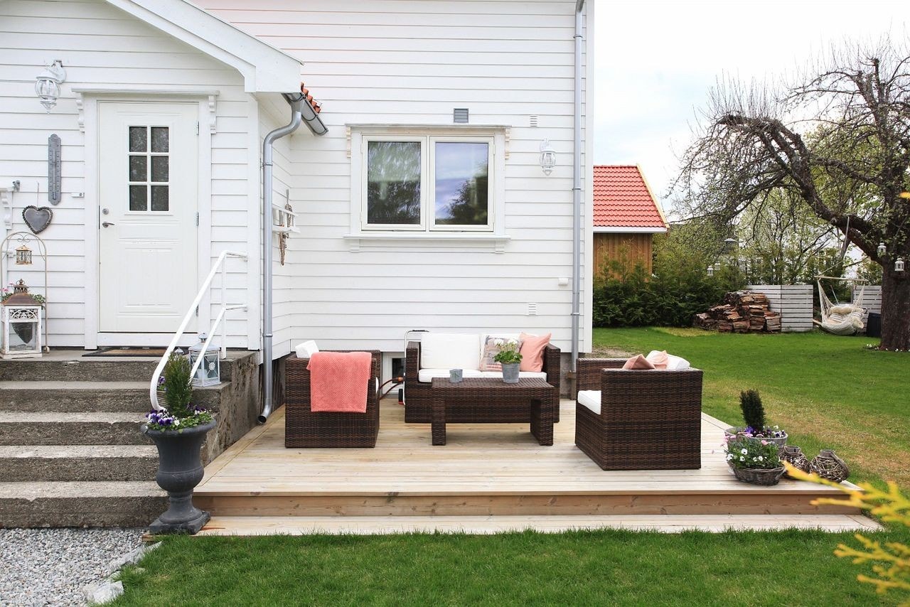Terrasseplatting og del av hage Galleribilde