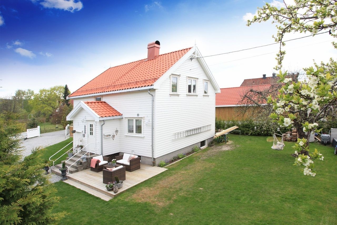 Stor og sjarmerende del av hage som medfølger leiligheten i underetg. Galleribilde