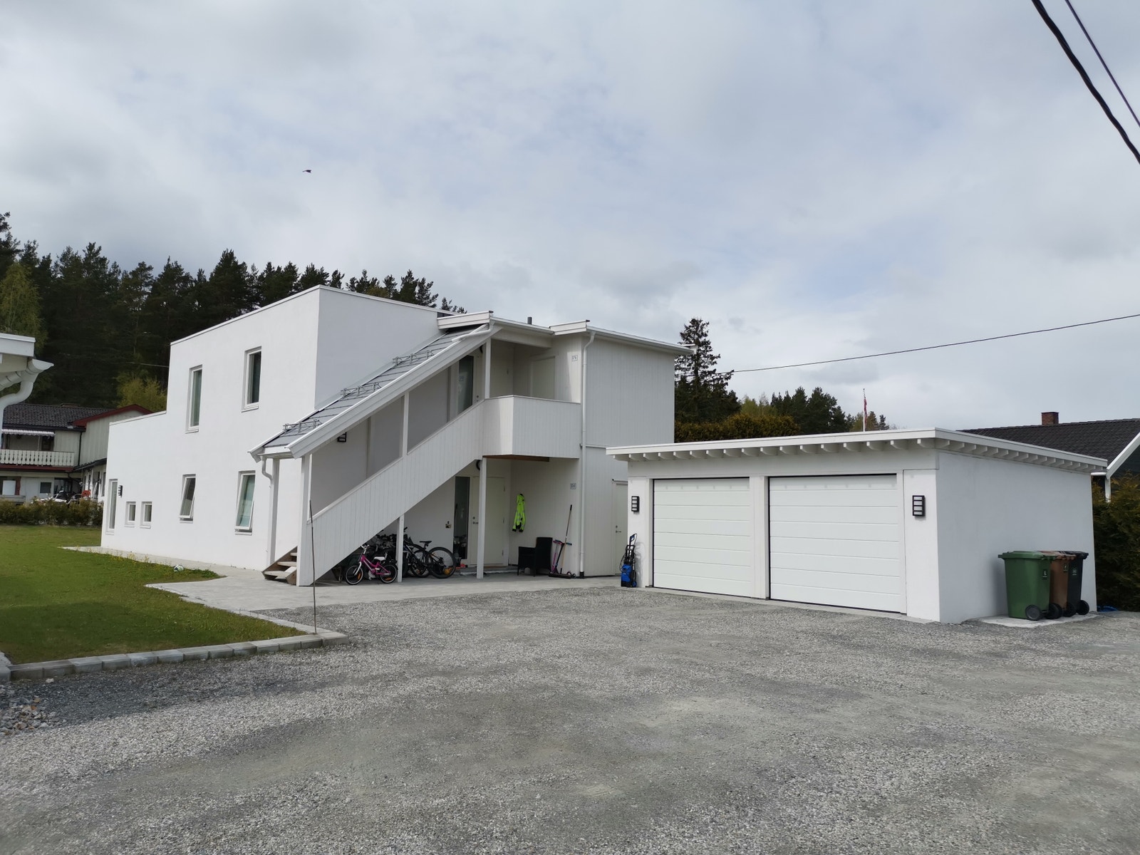 Stor gårdsplass og egen garasjeplass og bod.. Galleribilde