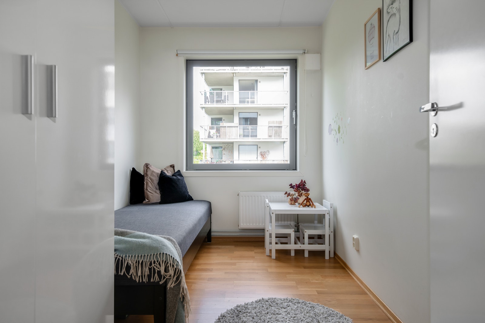 Soverom nummer 2 med garderobeskap. Det er plass til dobbeltseng, soverommet er over 2 meter bredt så du kan ha sengen motsatt vei om man foretrekker det Galleribilde