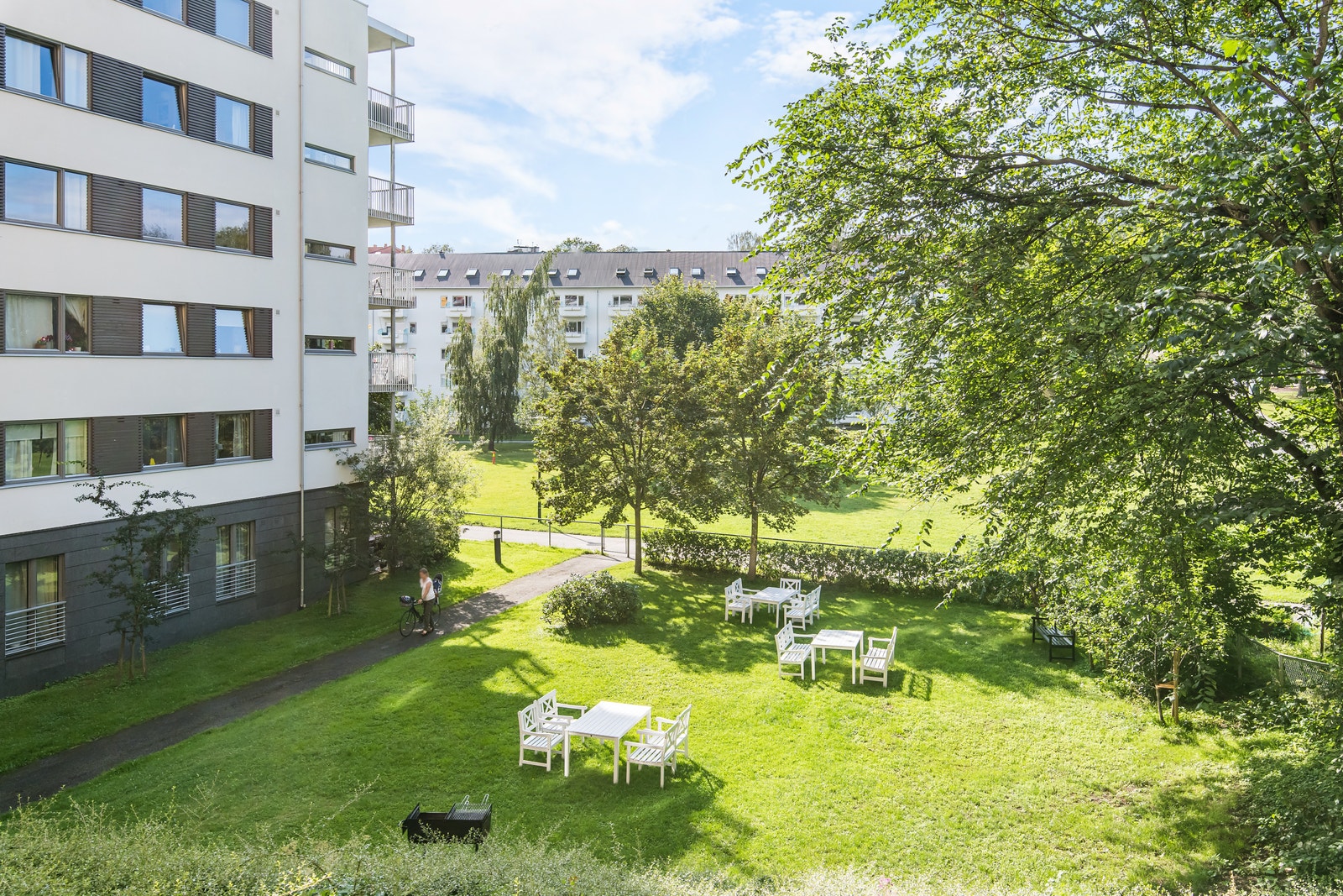 Et av sameiet sine fellesområder kan man grille og nyte en koselig sommerkveld. Det finnes også 2 andre fellesområder med fine lekeområder og grøntarealer Galleribilde