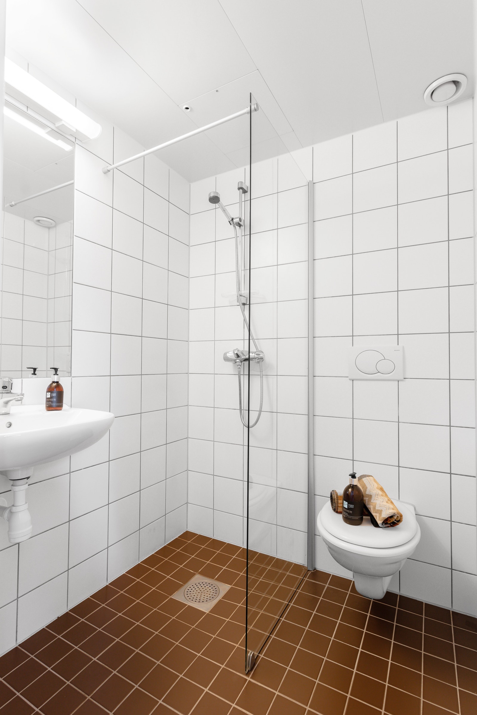 Badet som er i tilknytning til hovedsoverommet har dusj, toalett, servant og varmekabler i gulv Galleribilde