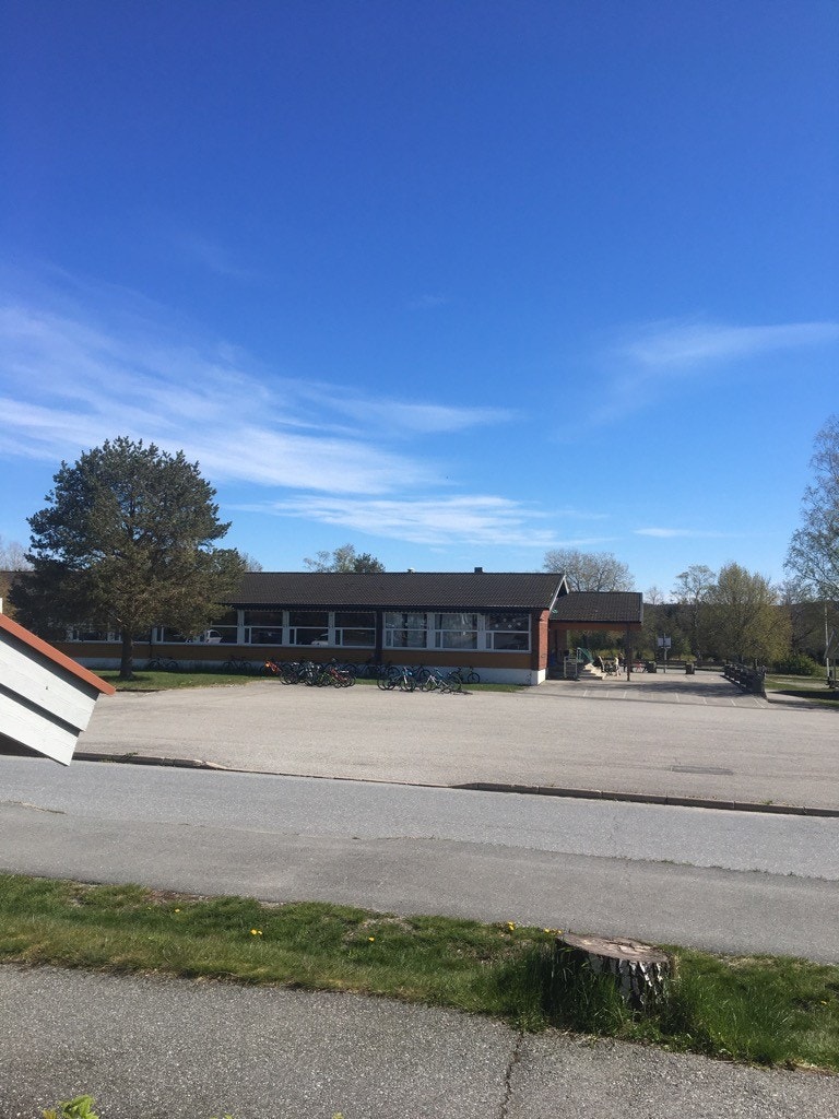 Skolen rett ved siden av Galleribilde