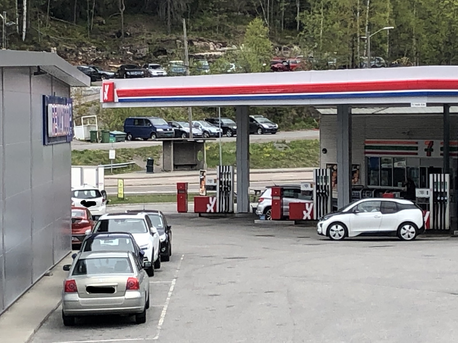 Rett bak Yx Bensinstsj., 7-Eleven og bussholdeplass Galleribilde