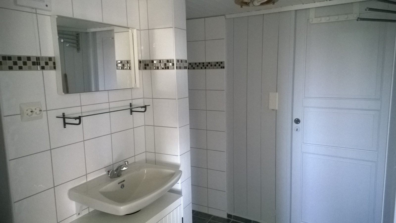 Bad med vask, toalett og dusj Galleribilde