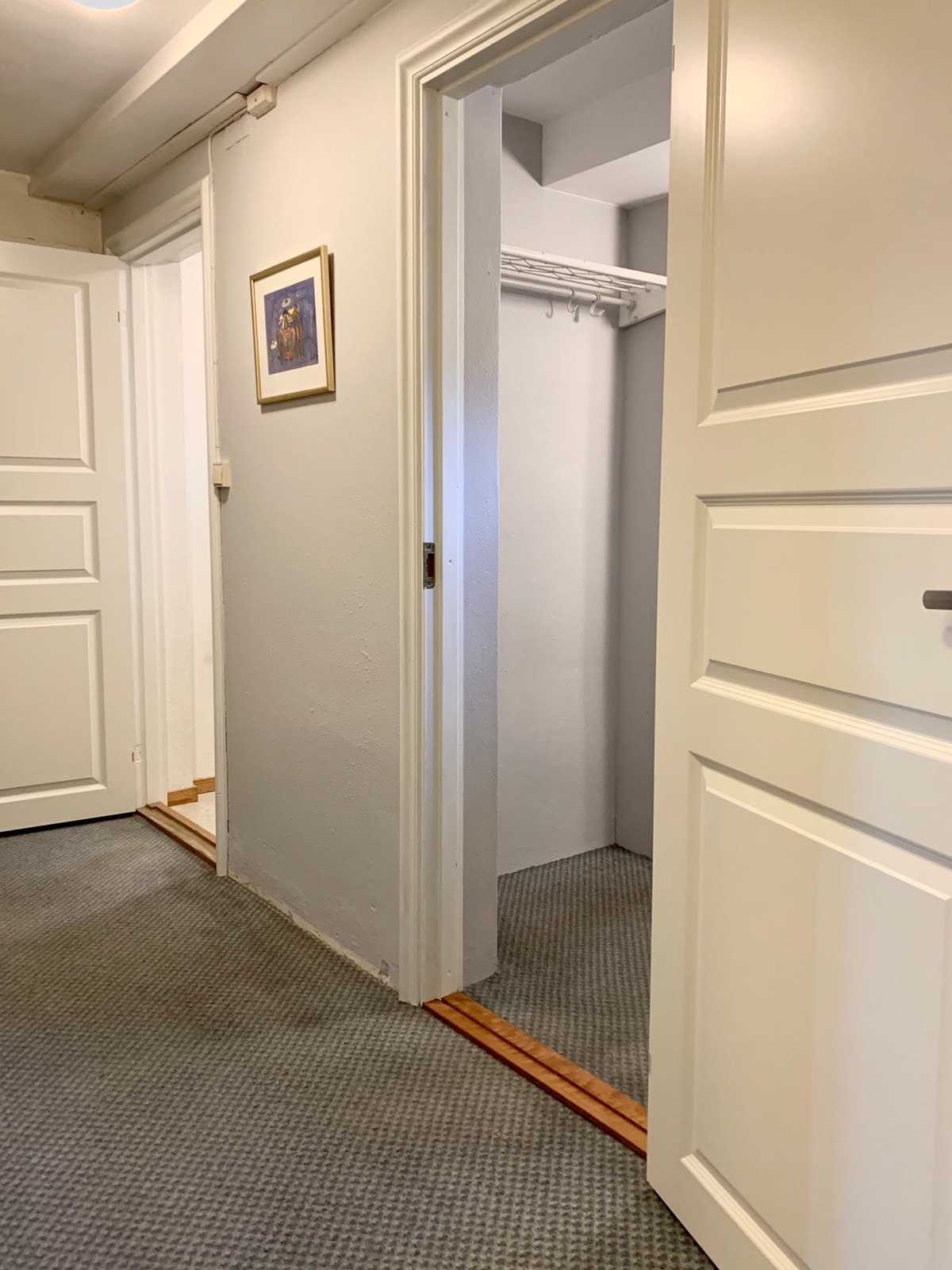 gang mot WC og bod / kontor Galleribilde
