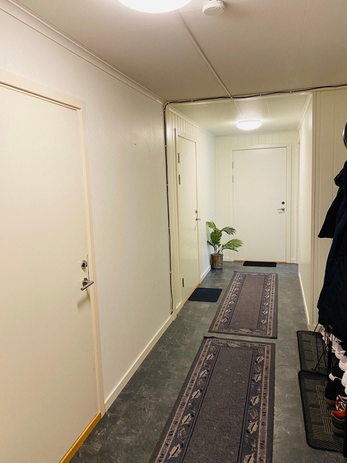 Romslig gang med god plass til yttertøy og sko Galleribilde