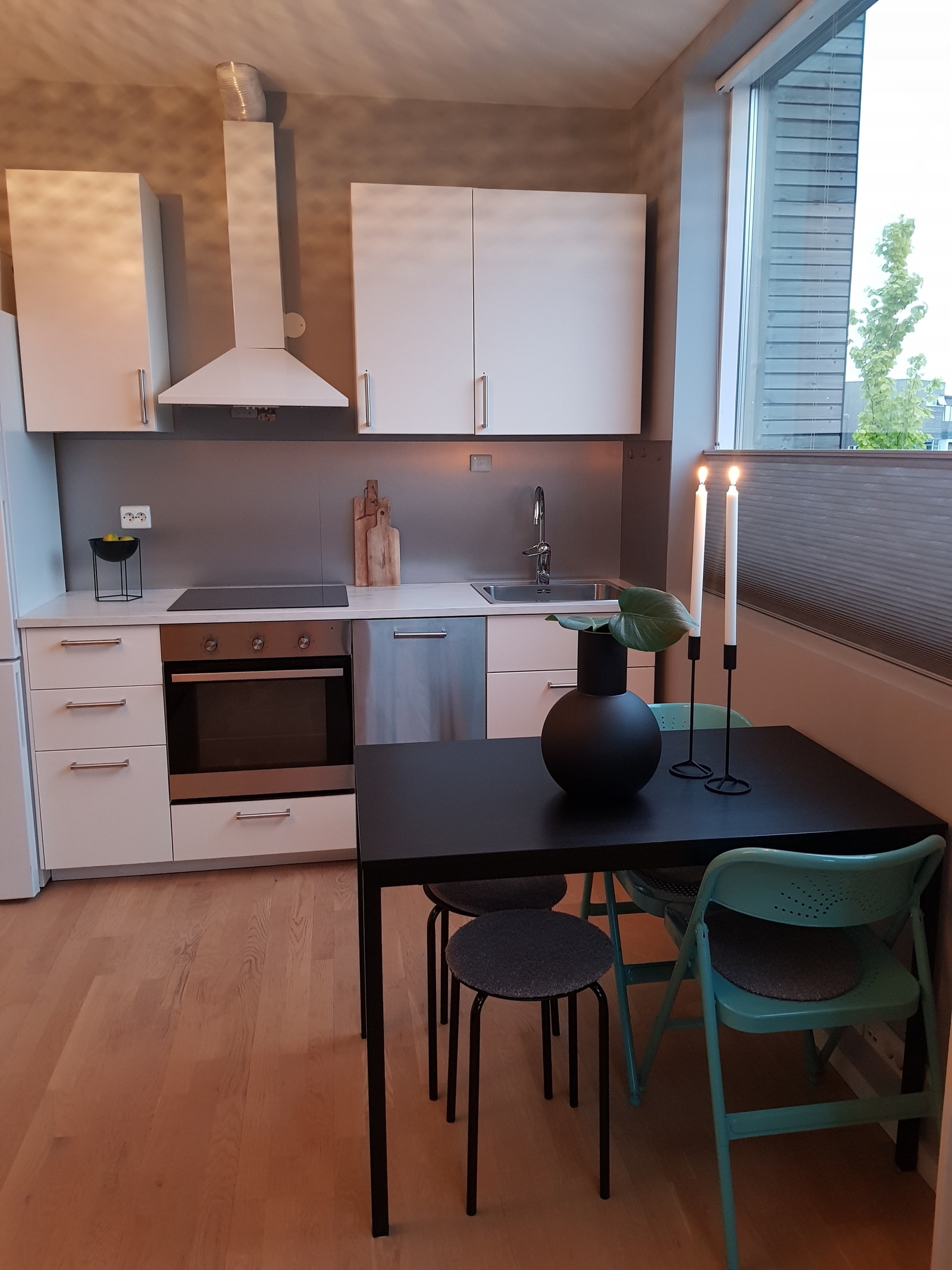 Kjøkkenet er utstyrt med servise, bestikk, gryter, glass etc. Galleribilde