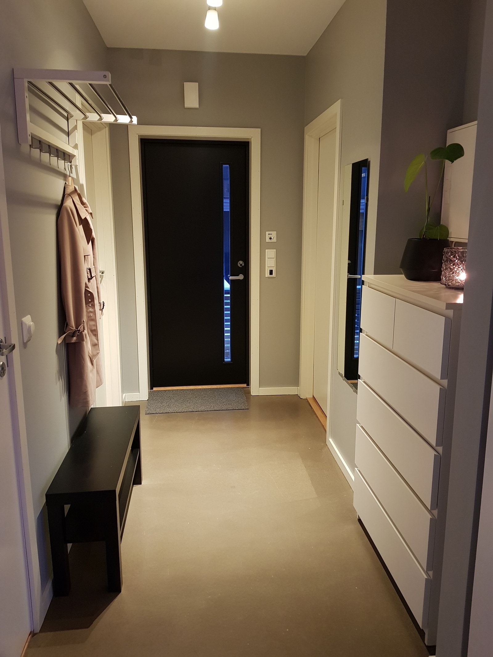 Romslig gang med stor kommode. Galleribilde