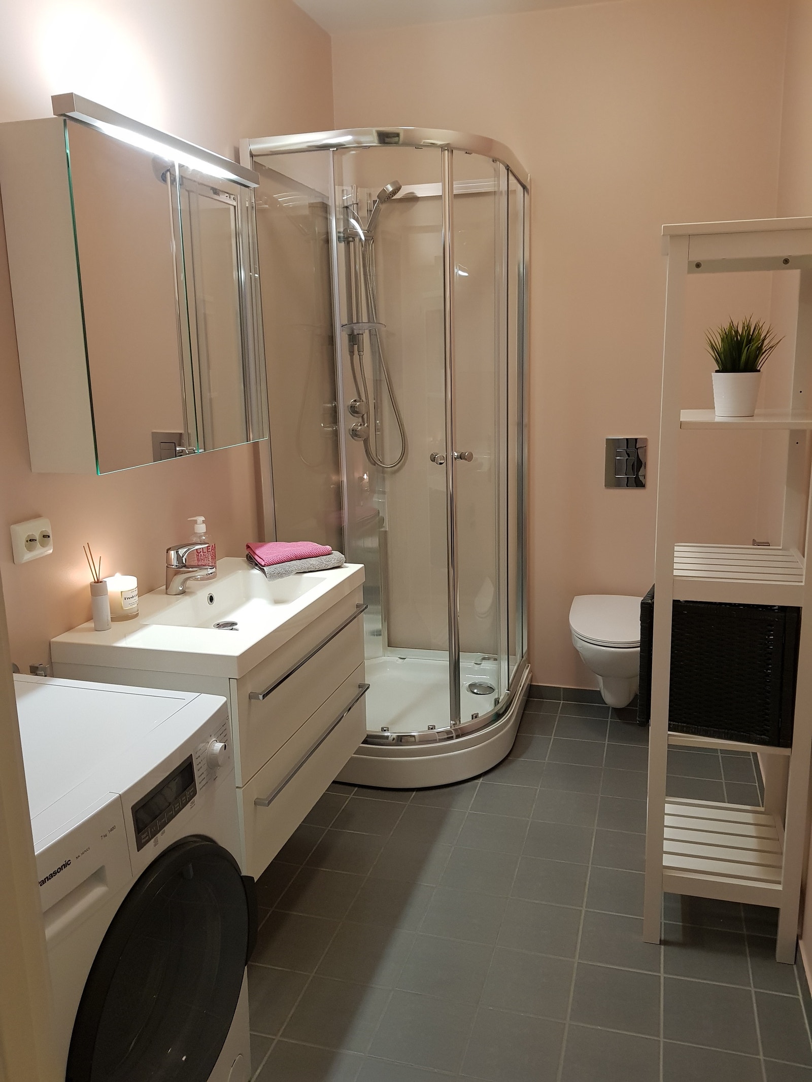 Stort bad med vaskemaskin. Galleribilde