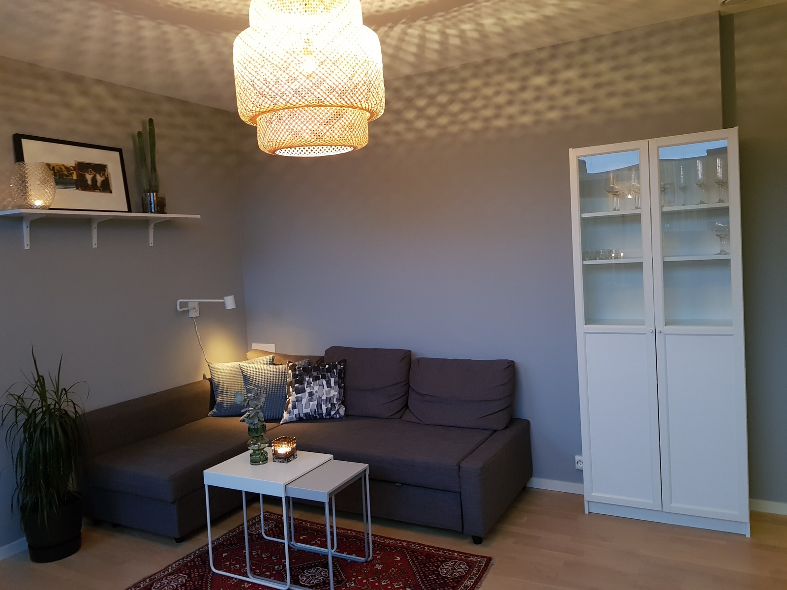 Sovesofa i stue som kan utvides til dobbeltseng. Galleribilde