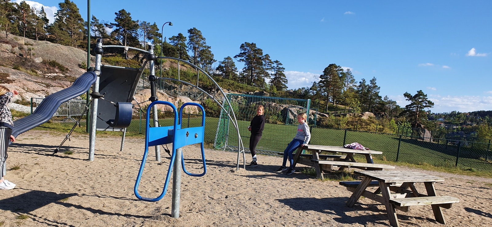 Lekeplass og fotballbane 100 m fra huset vest Galleribilde