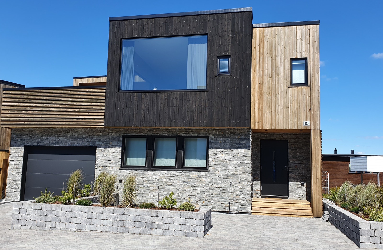 Inngangsparti og garasje Galleribilde