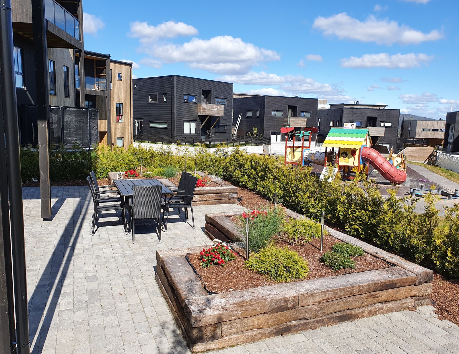 Lekeplass utenfor bolig Galleribilde